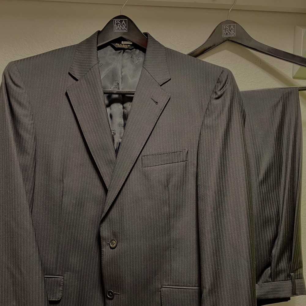 Jos A Banks SignatureGold Dark Grey Suit 100% Wool